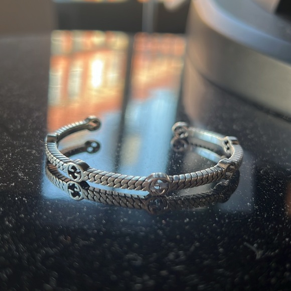 Gucci Thin Interlocking G Station Cuff - Picture 1 of 16